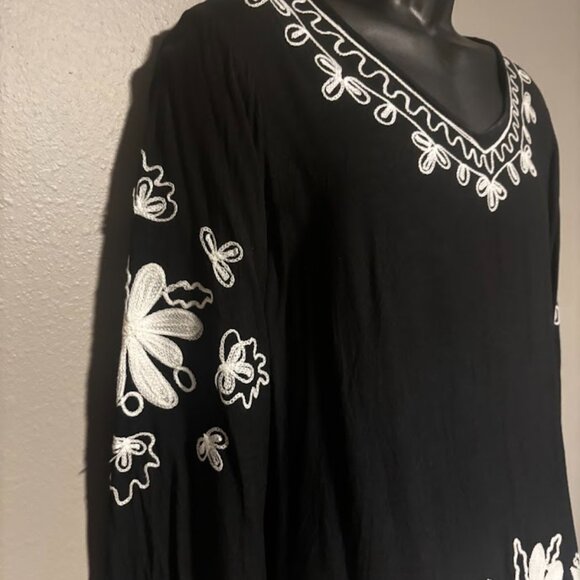 Black and 'White Top - Picture 2 of 7